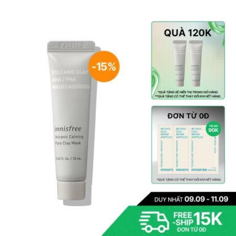 Mặt nạ đất sét Innisfree đang được thoa lên vùng chữ T để làm sạch sâu lỗ chân lông và kiểm soát dầu nhờn
